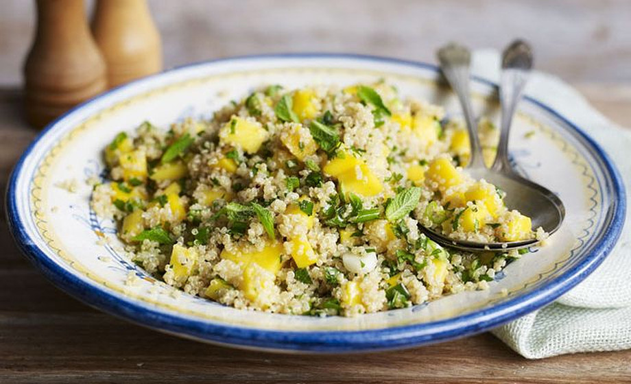 Салат с киноа, персиками, мятой и орехами